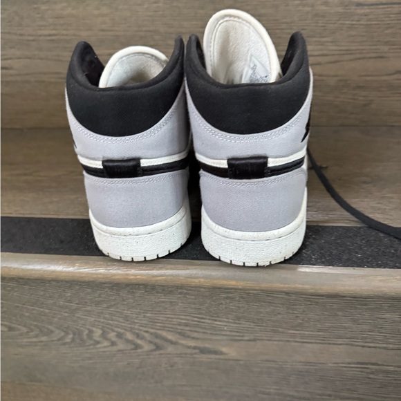 Nike Air Jordan Women's High-Top Sneakers Black and White - Picture 3 of 4